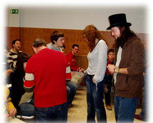 El mayo y su ayudante conversan con los jóvenes sobre los juegos de magia.